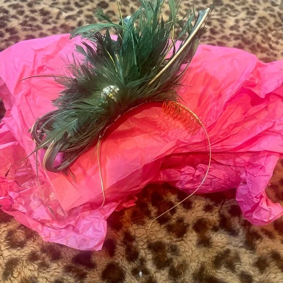 Ladies Fascinator with Green Feather and Jewel Accent - Picture 5 of 5